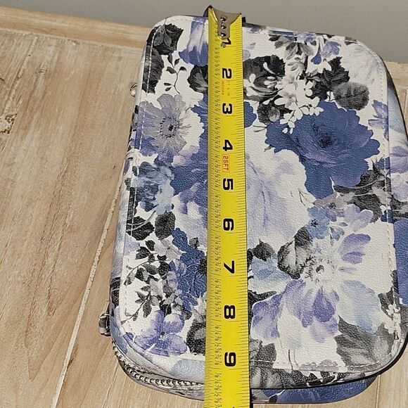Trish McEvoy Blue Floral Makeup Planner - Picture 10 of 11